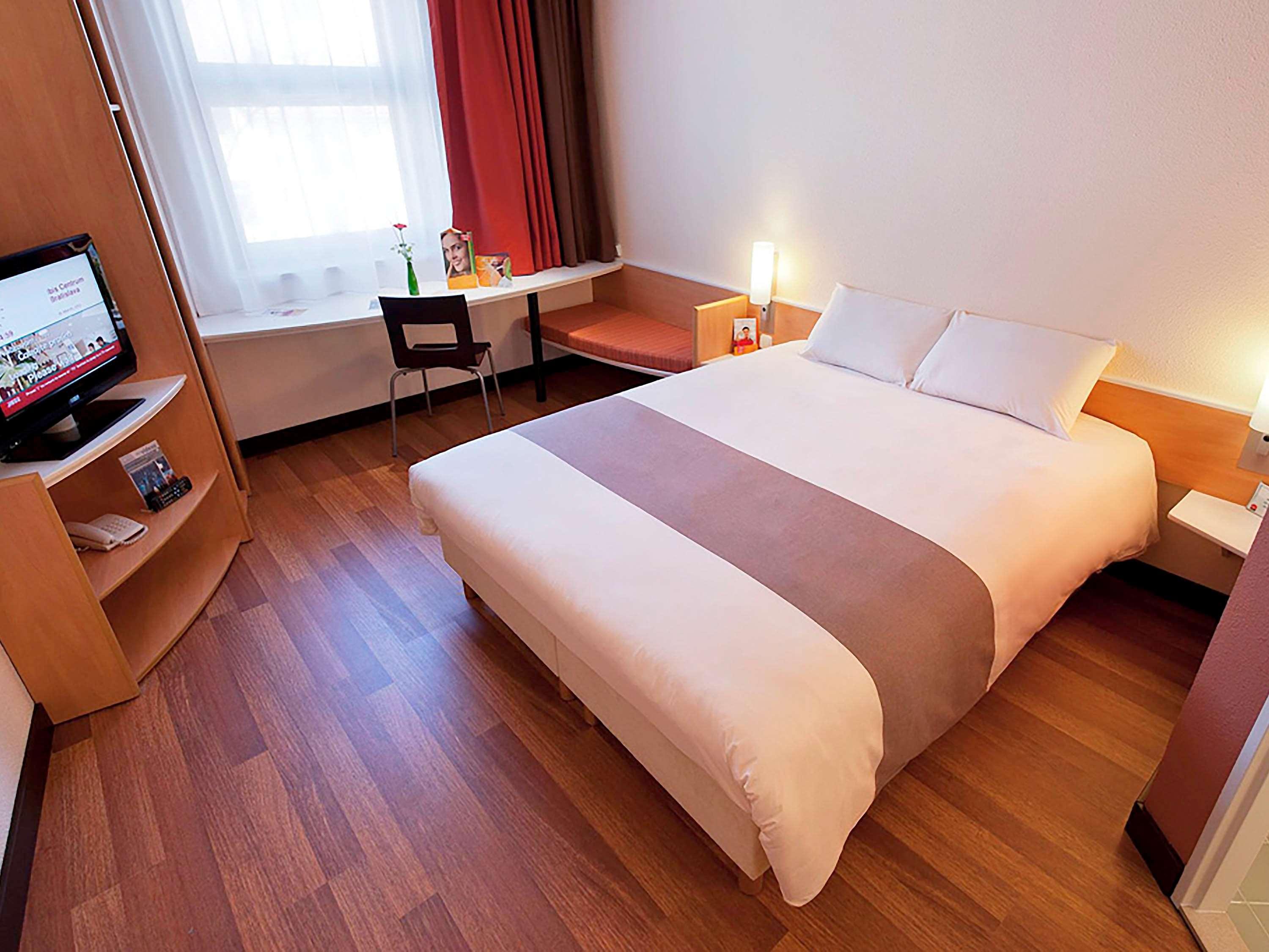 Ibis Bratislava Centrum Exterior foto