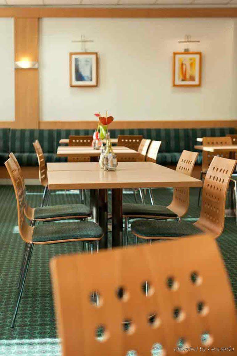 Ibis Bratislava Centrum Exterior foto