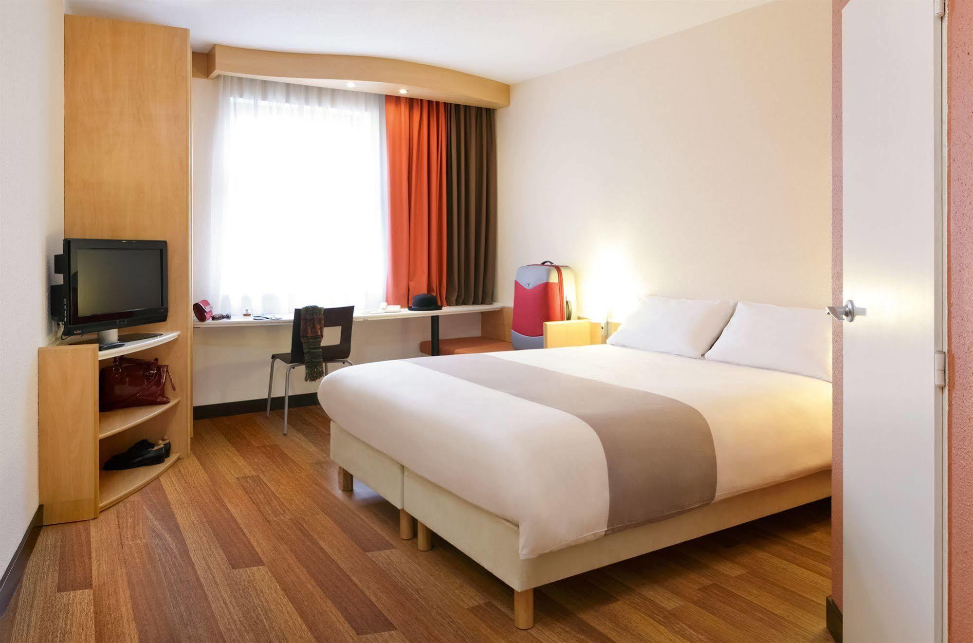 Ibis Bratislava Centrum Exterior foto