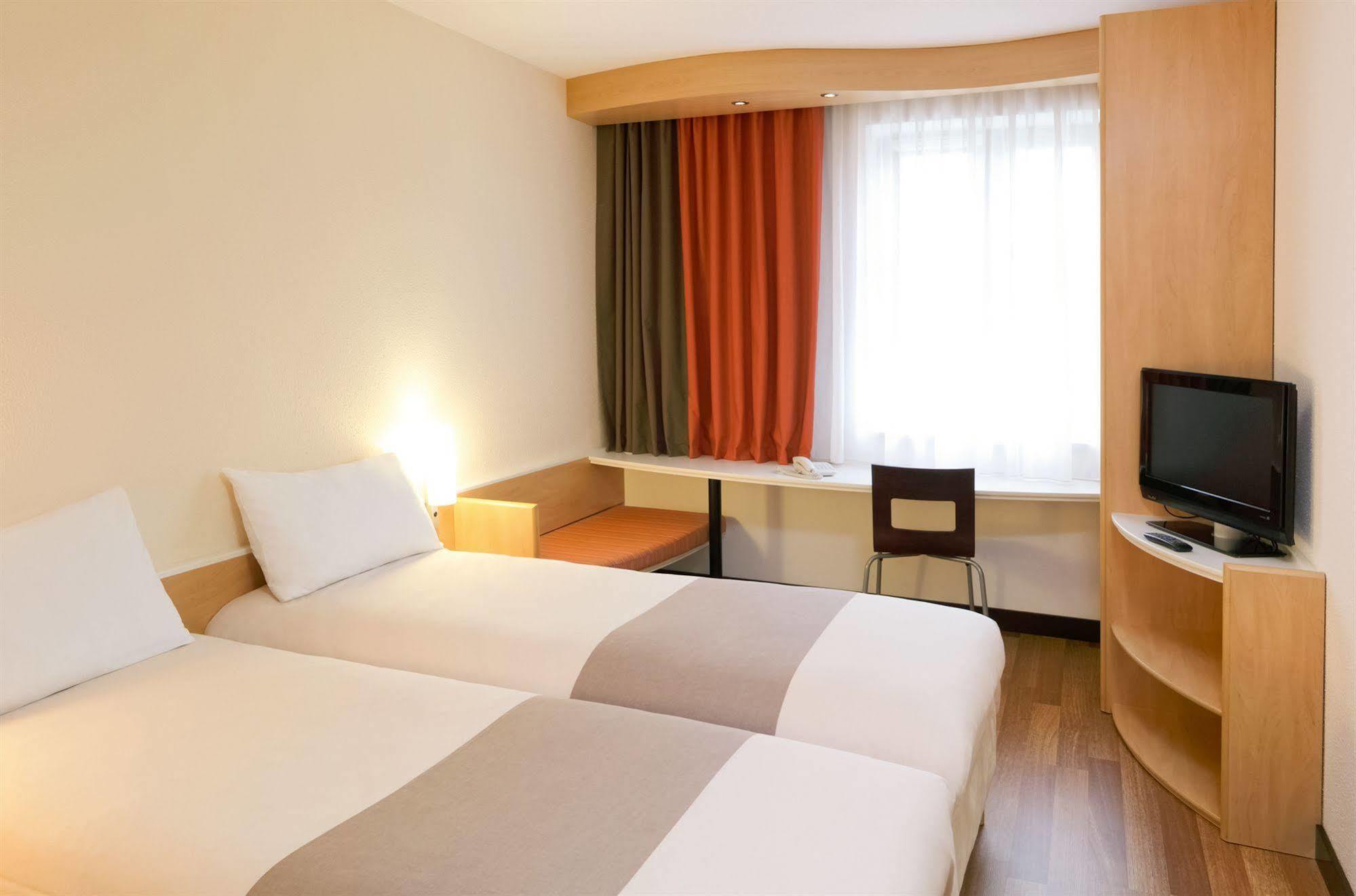 Ibis Bratislava Centrum Exterior foto